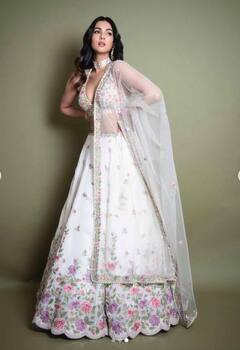 Sonal Chauhan: ਸੋਨਲ ਚੌਹਾਨ ਨੇ ਰਿਵਾਇਤੀ ਅੰਦਾਜ਼ 'ਚ ਦਿਖਾਈ ਬੋਲਡ ਲੁੱਕ, ਨੇਟੀਜ਼ਨ ਨੇ ਕਿਹਾ- ਅਸ਼ਲੀਲਤਾ ਨਾ ਫੈਲਾਓ...