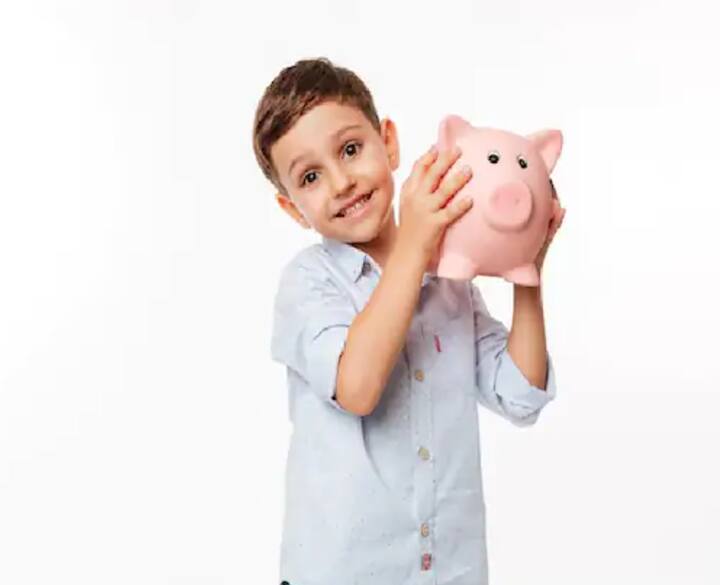 PPF Account Rules: ਇਸ ਸਕੀਮ ਦੀ ਖਾਸ ਗੱਲ ਇਹ ਹੈ ਕਿ ਬੱਚਿਆਂ ਲਈ ਖਾਤਾ ਖੋਲ੍ਹਣ ਦੀ ਕੋਈ ਘੱਟੋ-ਘੱਟ ਉਮਰ ਨਹੀਂ ਹੈ। 18 ਸਾਲ ਤੋਂ ਘੱਟ ਉਮਰ ਦੇ ਬੱਚੇ ਮਾਤਾ-ਪਿਤਾ ਦੀ ਨਿਗਰਾਨੀ ਹੇਠ ਖਾਤਾ ਖੋਲ੍ਹ ਸਕਦੇ ਹਨ।