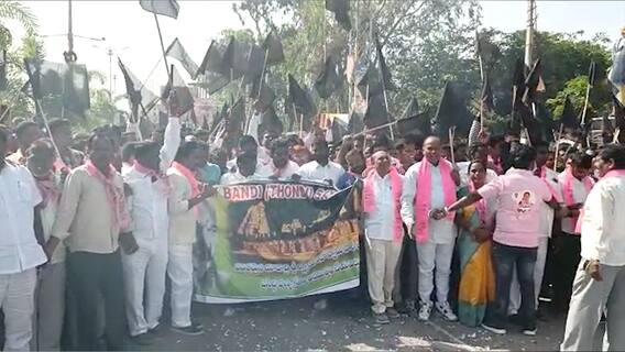 TRS at Yadadri : బండి సంజయ్ యాదాద్రి వస్తే అడ్డుకుంటామన్న టీఆర్ఎస్ శ్రేణులు | ABP Desam