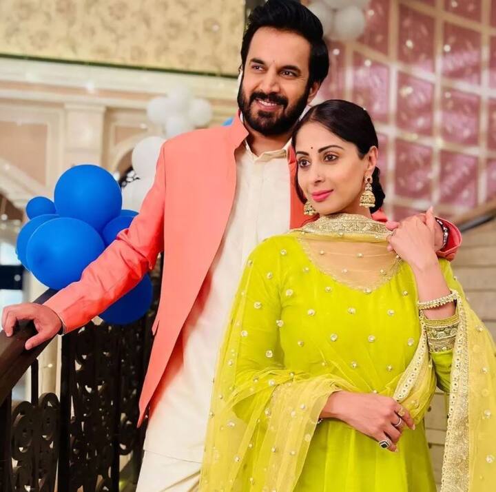 कलर्स चैनल पर प्रसारित होने वाला डेली सोप ‘स्वरण घर’ (Swaran Ghar) 11 नवंबर 2022 को ऑफ एयर होने जा रहा है. इस शो को अभी एक साल भी नहीं हुआ था. संगीता घोष, अजय सिंह चौधरी, रोनित रॉय और हितेन तेजवानी स्टारर शो इन 11 महीनों में दर्शकों को इंप्रेस करने में फेल रहा, जिसकी वजह से मेकर्स को इसे खत्म करना पड़ा. हालांकि, यही सीरियल नहीं है, जो एक साल के अंदर ही ऑफ एयर हो गया है. इस लिस्ट में कई टीवी सीरियल्स शामिल हैं. आइए आपको दिखाते हैं वो लिस्ट.