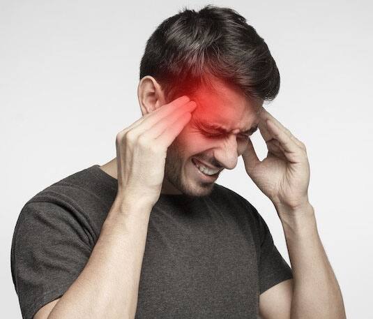 ਬ੍ਰੇਨ ਫੋਗ ਵਿੱਚ ਸਿਰ ਵਿੱਚ ਤੇਜ਼ ਦਰਦ ਦੀ ਸ਼ਿਕਾਇਤ ਵੀ ਹੁੰਦੀ ਹੈ। ਕਈ ਵਾਰ ਇਹ ਦਰਦ ਅਜਿਹਾ ਹੁੰਦਾ ਹੈ ਕਿ ਤੁਸੀਂ ਕੰਮ ਨਹੀਂ ਕਰ ਸਕਦੇ ਹੋ ਅਤੇ ਤੁਹਾਨੂੰ ਘਰ ਹੀ ਰਹਿਣਾ ਪੈਂਦਾ ਹੈ।