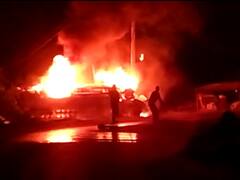 CNG गैस सिलेंडर से भरा ट्रक पटलने से लगी आग, चपेट में आया बिजली का ट्रांसफार्मर, मचा हड़कंप