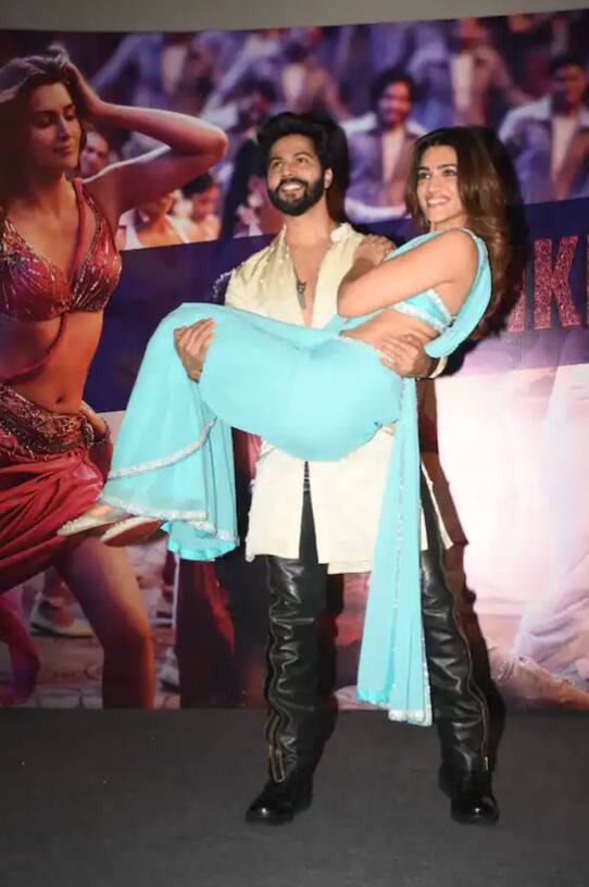 ਗੀਤ 'ਠਮਕੇਸ਼ਵਰੀ' ਦਾ ਲਾਂਚ ਈਵੈਂਟ ਵੀ ਆਯੋਜਿਤ ਕੀਤਾ ਗਿਆ, ਜਿੱਥੇ ਕ੍ਰਿਤੀ ਸੈਨਨ ਅਤੇ ਵਰੁਣ ਧਵਨ ਨੇ ਆਪਣੀ ਕੈਮਿਸਟਰੀ ਨੂੰ ਅੱਗ ਲਗਾਈ।