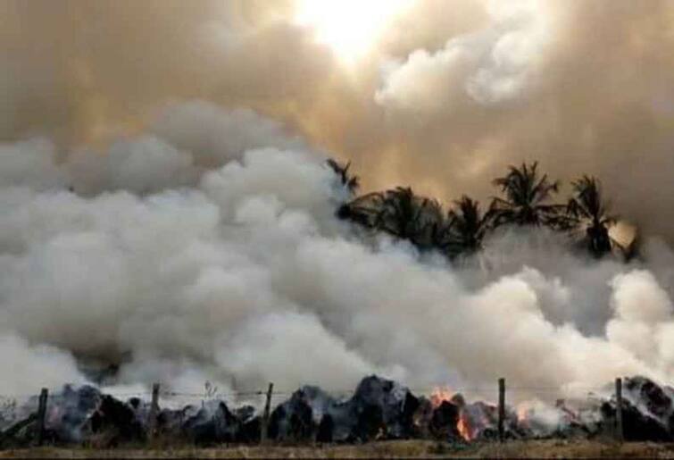 trichy Coconut fibers worth around Rs.1 lakh were burnt to ashes in the fire. Trichy : திடீரென பற்றி எரிந்த தீ...! ரூபாய் 1 லட்சம் மதிப்பிலான தேங்காய் நார் நாசம்..