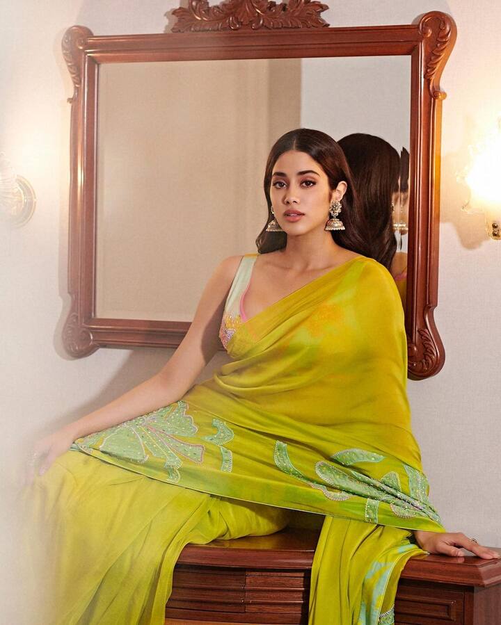 पिवळ्या रंगाची साडी तिने या फोटोशूटसाठी नेसली आहे. (फोटो सौजन्य :janhvikapoor/इंस्टाग्राम)