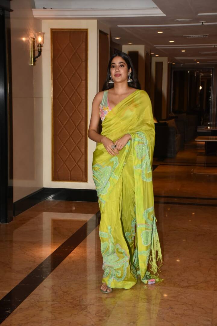 తాజాగా ఈ ముద్దుగుమ్మ పసుపురంగు చీరలో కనిపించింది.