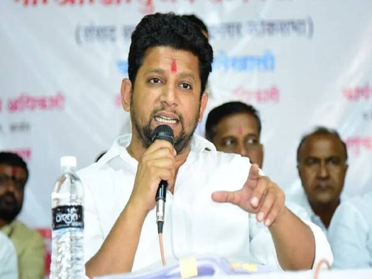 Bjp MP Sujay Vikhe-Patil Criticism on Uddhav Thackeray and Aaditya Thackeray Sujay Vikhe-Patil : मंत्री असताना त्यांनी महाराष्ट्र कधी पाहिलाच नाही, सुजय विखेंचा ठाकरेंवर निशाणा