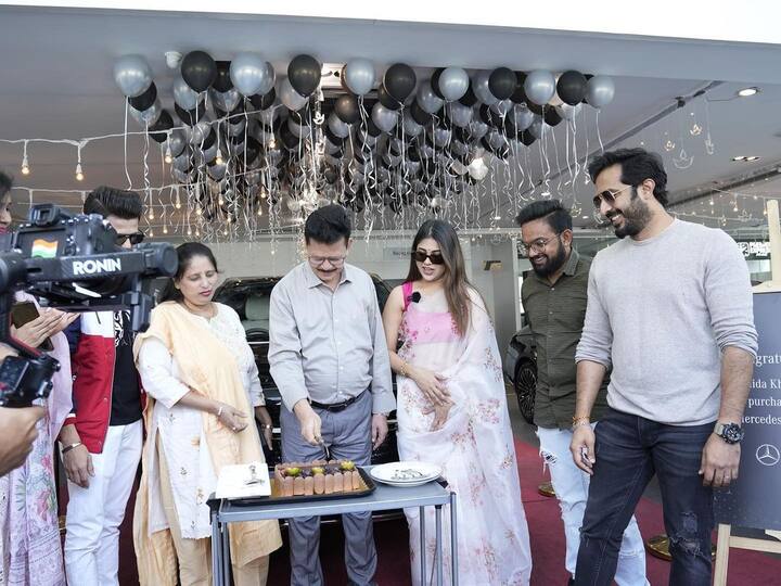 కారు కొన్న సందర్భంగా కేక్ కట్ చేస్తున్న హమీదా ఫ్యామిలీ మెంబర్స్. Image Credit: Hamida /Instagram
