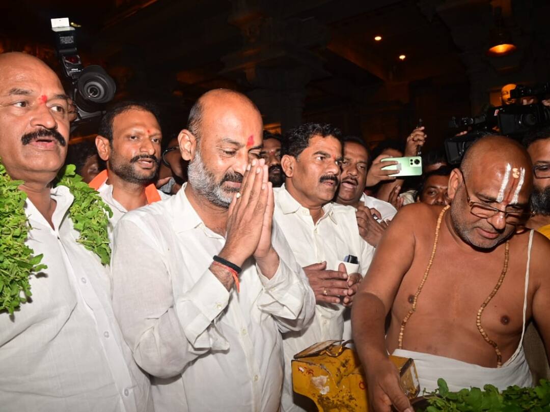 Bandi Sanjay criticized that the audio tapes were released as items. Bandi Sanjay Comments :  అట్టర్ ఫ్లాప్ సినిమాకు ఐటం సాంగుల్లా ఆడియో టేపులు  - కేసీఆర్ రాజకీయ జీవితం సమాధి అయిపోయినట్లేనన్న బండి సంజయ్ !