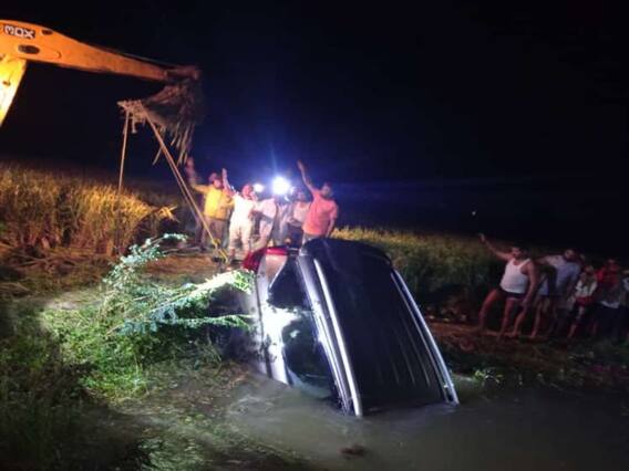 Car Accident : మహబూబాబాద్ జిల్లాలో ఘోర ప్రమాదం, బావిలోకి దూసుకెళ్లిన కారు Car Accident : మహబూబాబాద్ జిల్లాలో ఘోర ప్రమాదం, బావిలోకి దూసుకెళ్లిన కారు