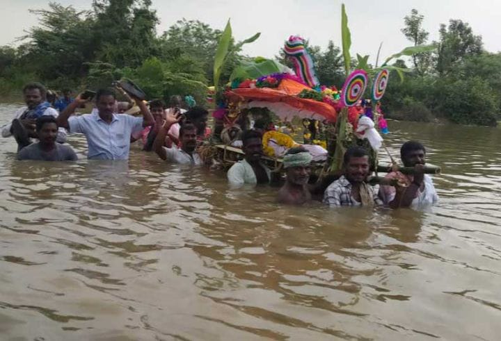 புதுக்கோட்டை: இறந்தவரின் உடலை நீர்நிலையில் சுமந்து செல்லும் அவலம்; மயான பாதை கோரும் மக்கள்