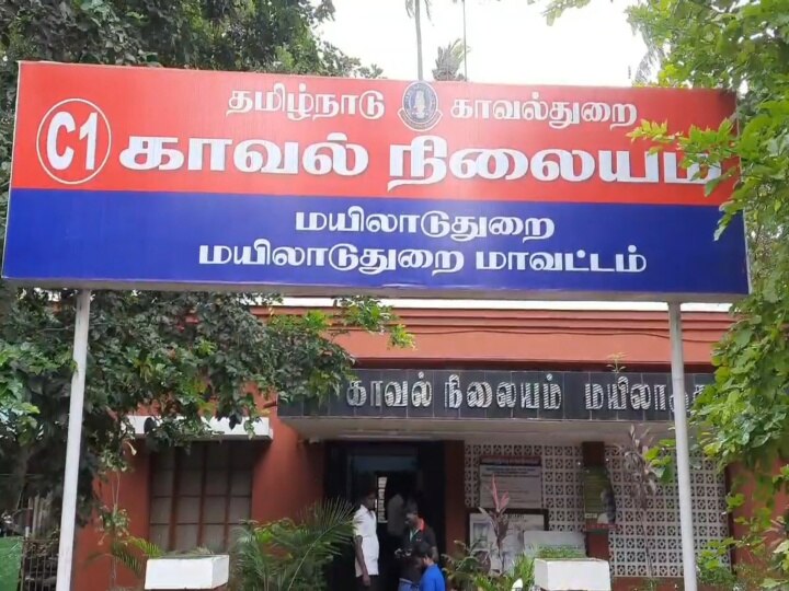 மயிலாடுதுறையில் இளம்பெண்ணை தாக்கியதாக காவல் ஆய்வாளர் மீது வழக்குப் பதிவு