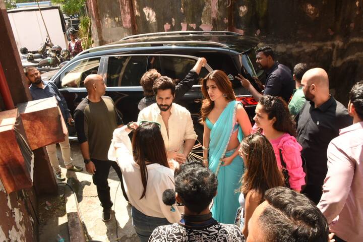 ‘ठुमकेश्वरी’ गाने का लॉन्च इवेंट भी रखा गया, जहां कृति सेनन और वरुण धवन ने अपनी केमिस्ट्री से आग लगा दी.