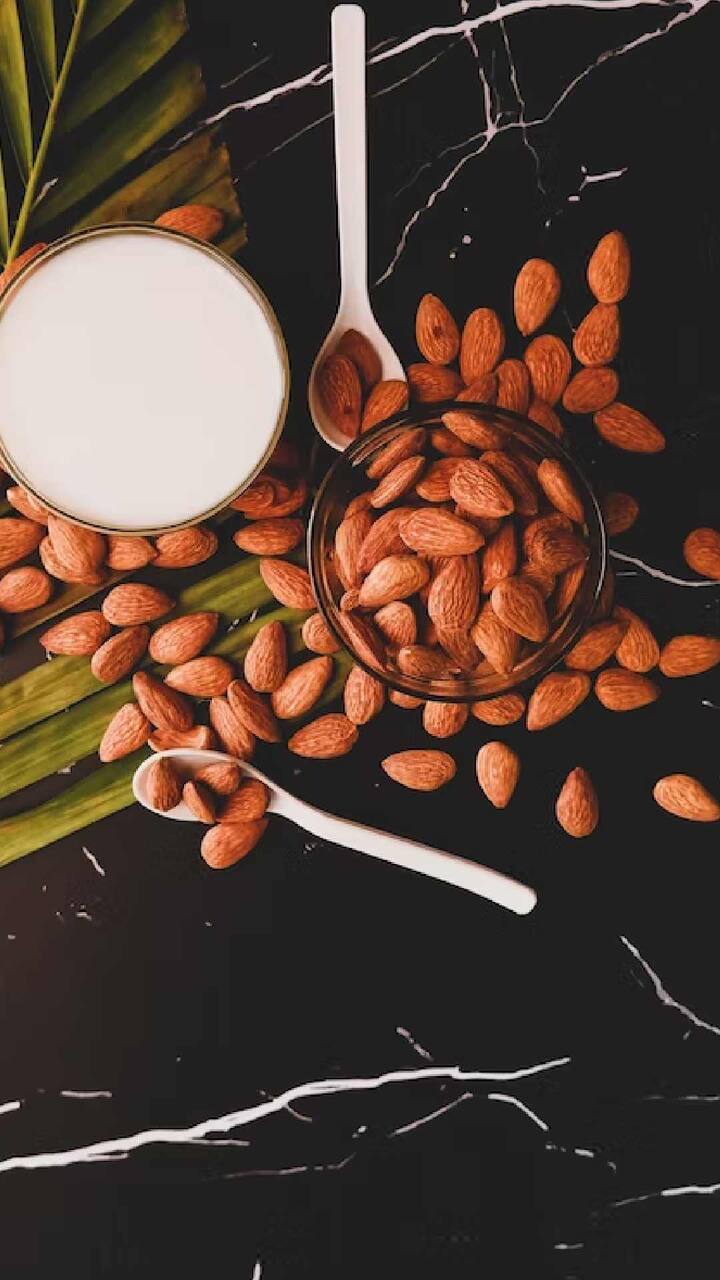 रक्तदाबाची समस्या नियंत्रित ठेवण्यासाठी बदाम फायदेशीर आहे. उच्च रक्तदाबाच्या रूग्णांनी बदाम खाल्ल्यास नैसर्गिकरित्या रक्तदाब प्रमाणात राहण्यास मदत होते.