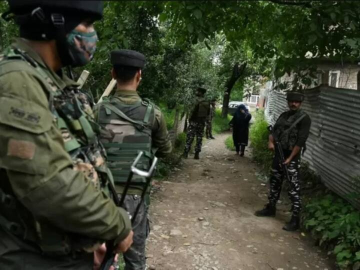 कश्मीर में बढ़ता टारगेट किलिंग का खौफ, शोपियां से हिंदू परिवारों ने जम्मू की ओर किया पलायन Jammu Kashmir Hindu families fleeing from target killing in Shopian कश्मीर में बढ़ता टारगेट किलिंग का खौफ, शोपियां से हिंदू परिवारों ने जम्मू की ओर किया पलायन