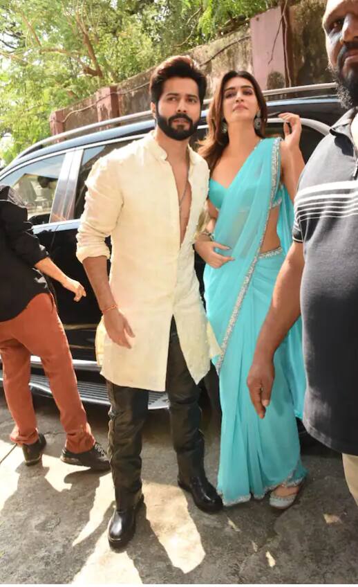 ਵਰੁਣ ਧਵਨ ਅਤੇ ਕ੍ਰਿਤੀ ਸੈਨਨ ਨੇ ਗੀਤ ਲਾਂਚ ਕੀਤਾ। ਵਰੁਣ ਨੇ ਵੀ ਕ੍ਰਿਤੀ ਨੂੰ ਆਪਣੀ ਗੋਦ 'ਚ ਚੁੱਕ ਲਿਆ।