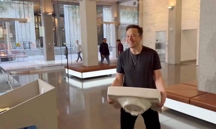 আশঙ্কাই সত্যি হল। মাইক্রো ব্লগিং সাইট ট্যুইটারের দখল নিয়েই সিইও পরাগ আগরওয়াল ও সংস্থা বড়কর্তাদের ছেঁটে ফেললেন এলন মাস্ক।