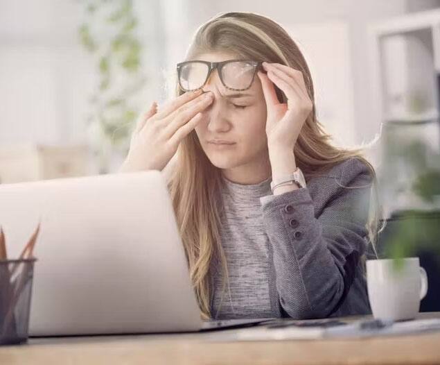 ਇਹ ਬ੍ਰੇਨ ਫੋਗ ਦੇ ਸਭ ਤੋਂ ਆਮ ਸਰੀਰਕ ਲੱਛਣਾਂ ਵਿੱਚੋਂ ਇੱਕ ਹੈ। ਇਸ ਦੇ ਰੋਗੀ ਨੂੰ ਲੱਗਦਾ ਹੈ ਕਿ ਉਨ੍ਹਾਂ ਕੋਲ ਆਪਣੀ ਰੋਜ਼ਾਨਾ ਦੀ ਰੁਟੀਨ ਕਰਨ ਦੀ ਊਰਜਾ ਨਹੀਂ ਹੈ। ਹਮੇਸ਼ਾ ਥਕਾਵਟ ਮਹਿਸੂਸ ਹੁੰਦੀ ਹੈ।