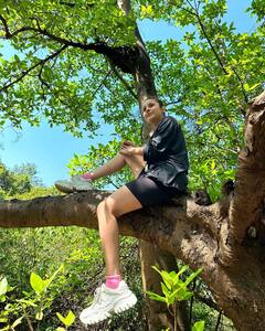 Shehnaaz Gill Pics: अपने इस क्यूट पार्टनर संग वेकेशन पर हैं शहनाज गिल, कभी झरने के पास तो कहीं पेड़ बैठी दिखीं