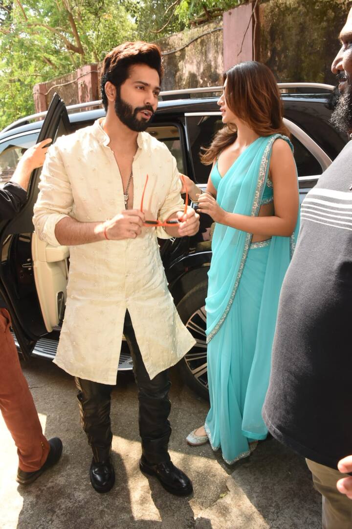 कृति सेनन ने स्काई ब्लू कलर की ट्रांसपेरेंट साड़ी पहनी थी, जिसे उन्होंने स्लीवलेस ब्लाउज से कैरी किया था.