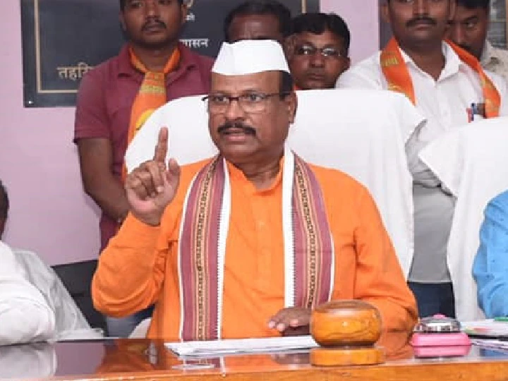 महाराष्ट्र के कृषि मंत्री सत्तार का वीडियो वायरल, डीएम से पूछ रहे हैं 'क्या आप शराब पीते हैं?'