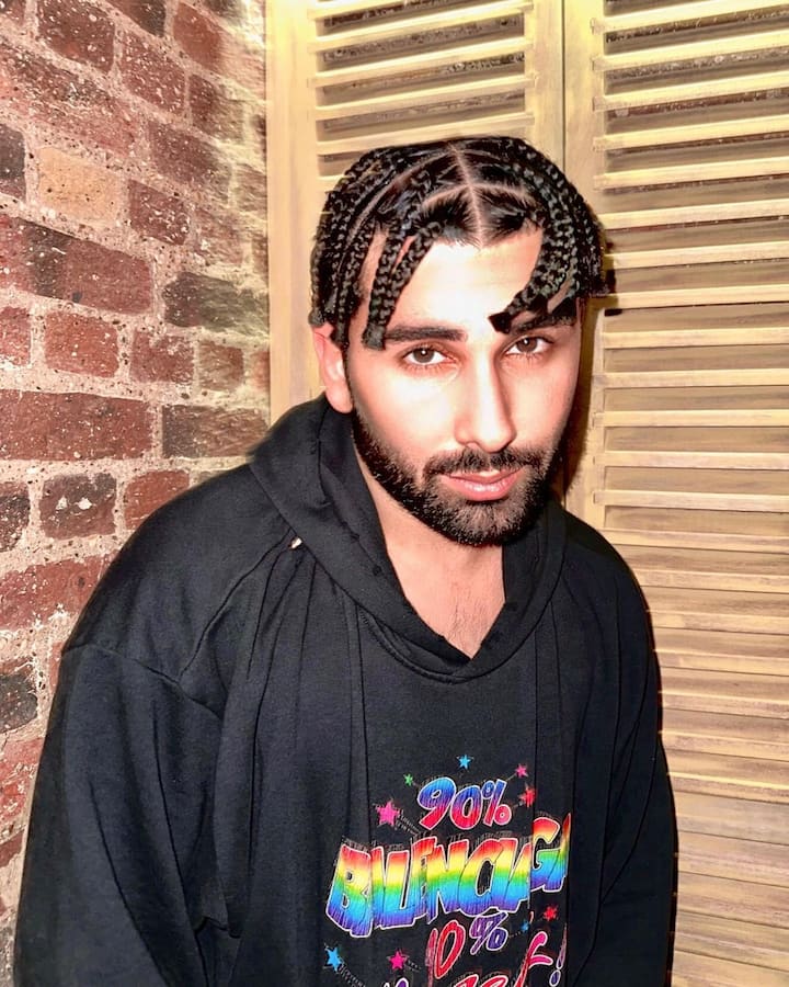 जब भी बॉलीवुड स्टार किड्स की पार्टी, फैमिली फंक्शन या फेस्टिवल्स की तस्वीरें सामने आती हैं तो उनमें एक चेहरा हमेशा देखने को मिलता है. वह शख्स हैं ओरहान अवत्रामणि (Orhan Awatramani) उर्फ ओरी (Orry).