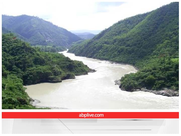 नदी: नदी जल के सबसे उत्तम स्त्रोतों में से एक है. कहा जाता है कि पहले इनका पानी मीठा होता था. नदी अंत में जाकर समुद्र में मिल जाती है. यह अलग बात है कि आज के समय में इनका जल दूषित हो चुका है. नदी एक बहती हुई जलधारा है. इसमें पानी हमेशा बहता रहता है. नदी के बारे में कहा जाता है कि नदी अपना रास्ता खुद बनाती है. यह टेडी-मेढ़ी होकर बहती है, बिल्कुल किसी सांप की तरह. इसके साथ ही यह कहीं पर नेड़ी तो कहीं पर बहुत चौड़ी होती है.