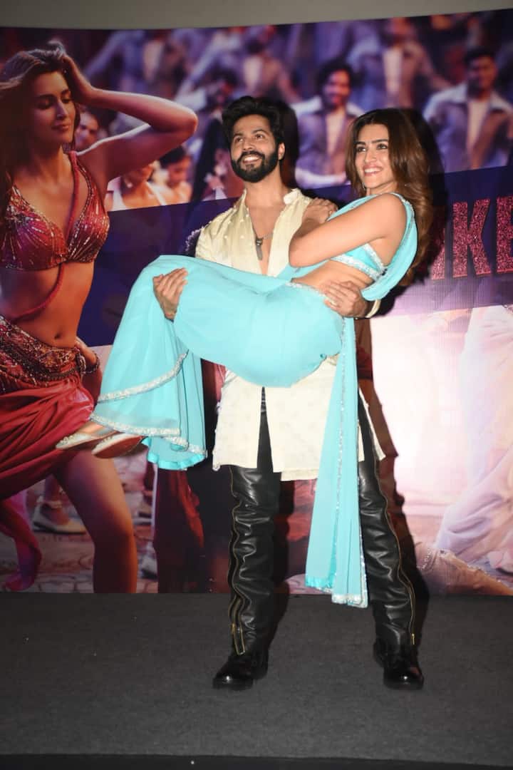 कृति सेनन ने मिनिमल मेकअप के साथ अपने खुले बालों से ही फैंस को दीवाना बना दिया. वह सिंपल लेकिन एलिगेंट लग रही थीं.