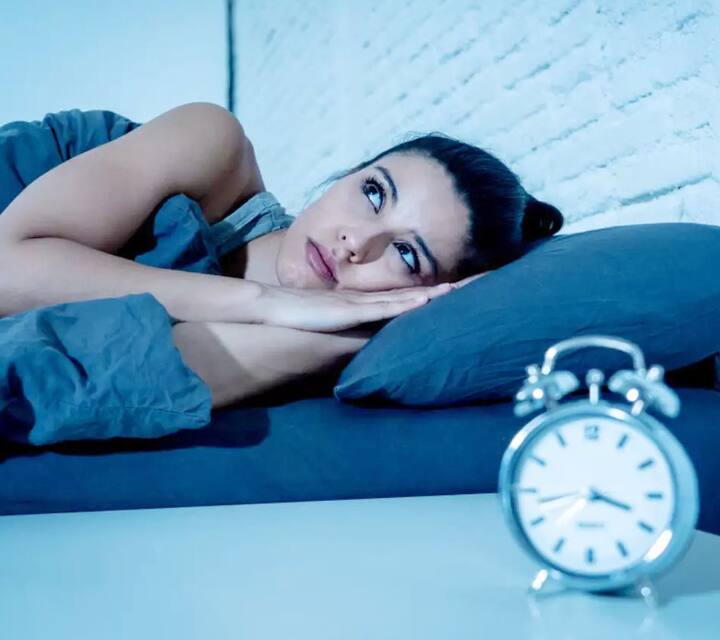 ਬ੍ਰੇਨ ਫੋਗ ਦਾ ਮਰੀਜ਼ ਸੌਂ ਨਹੀਂ ਸਕਦਾ। ਜਿਸ ਕਾਰਨ ਉਹ ਹੌਲੀ-ਹੌਲੀ ਡਿਪ੍ਰੈਸ਼ਨ ਅਤੇ ਚਿੜਚਿੜੇਪਨ ਦਾ ਸ਼ਿਕਾਰ ਹੋ ਜਾਂਦੇ ਹਨ। ਅਤੇ ਇਸ ਕਾਰਨ ਉਨ੍ਹਾਂ ਦੇ ਸਰੀਰ ਵਿੱਚ ਕਈ ਬਦਲਾਅ ਹੋਣੇ ਸ਼ੁਰੂ ਹੋ ਜਾਂਦੇ ਹਨ।