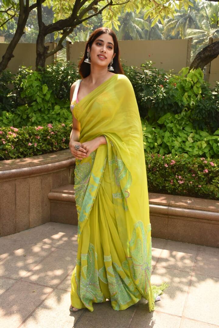 తొలి సినిమా హిట్ కావడంతో వరుసగా అవకాశాలు వచ్చాయి.