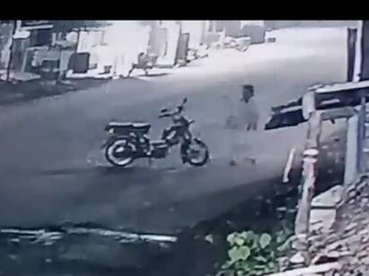 Two-wheeler theft by intoxicated persons near Karur Vellianai. தலைக்கேறிய போதை... போலீசாரை கண்டதும் திருடி சென்ற வாகனத்தை விட்டுச்சென்ற திருடன்..!