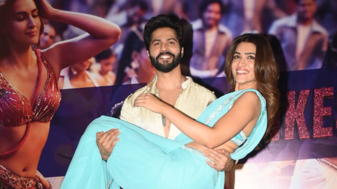 Bhediya First Song Thumkeshwari Out: Varun Dhawan And Kriti Sanon Groove With Shraddha Kapoor, know in details Bhediya First Song: তালে-ছন্দে 'ভেড়িয়া'-র প্রথম গান জমাটি, প্রচারে এসে কৃতিকে কোলে তুলে নিলেন বরুণ