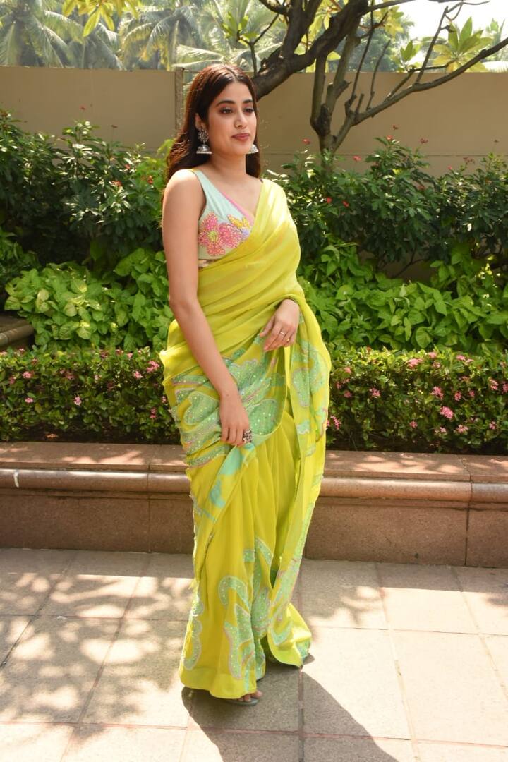 2018లో ‘ధడక్’ సినిమాతో బాలీవుడ్ లో హీరోయిన్ గా ఎంట్రీ ఇచ్చింది.