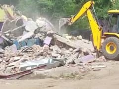 दमोह ट्रिपल मर्डर केस में प्रशासन की कार्रवाई, आरोपियों के कब्जे पर चला बुलडोजर