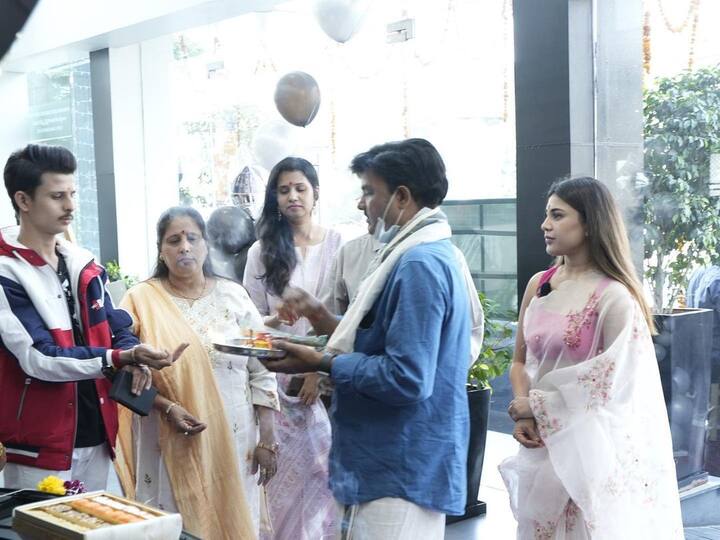 కొత్త కారుతో హమీదా. Image Credit: Hamida /Instagram