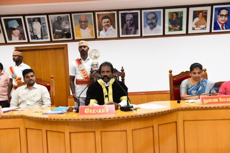 DMK condemns mayor-officers in Trichy Corporation meeting Councilor walks out TNN திருச்சி மாநகராட்சி கூட்டத்தில் மேயர் - அதிகாரிகளை கண்டித்து தி.மு.க. கவுன்சிலர் வெளிநடப்பு