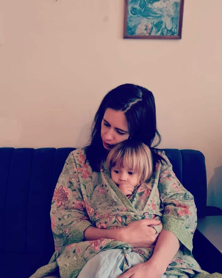 साल 2020 में कल्कि अपने ब्वॉयफ्रेंड गाय हर्शबर्ग के बच्चे की मां बनी हैं. उन्होंने एक बेटी को जन्म दिया है. खबर है कि मां बनने के बाद अब कल्कि फिल्मों में वापसी करना चाहती हैं.