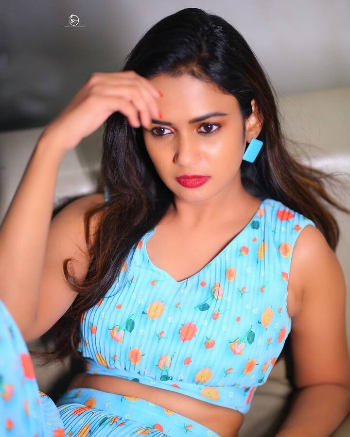 ప్రస్తుతం ఈ ముద్దుగుమ్మ బీబీ కేఫ్ కి యాంకరింగ్ చేస్తోంది. Image Credit: Ariyana Glory/Instagram
