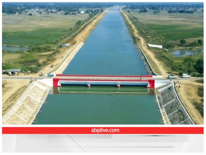 नहर: नहर प्राकृतिक तरीके से नही बनती हैं. इन्हे इंसानों ने बनाया होता है. ये दो नदियों या पानी के किसी अन्य स्रोत को मिलाकर बनाई गई एक कृत्रिम रचना है, इसको बनाने के पीछे का उद्देश्य जल को एक जगह से दूसरी जरूरत की जगह तक ले जाना होता है. आमतौर पर ये सिंचाई के उद्देश्य से नदियों में से ही निकालकर बनाई जाती हैं. ये बिलकुल सीधी बहती हैं.