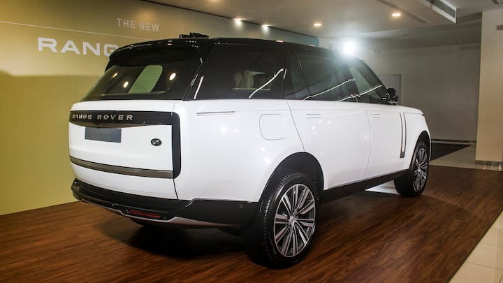 रेंज रोवर 2016 में बिग बी ने 3 करोड़ की कीमत वाली शानदार लग्जरी कार रेंज रोवर ऑटोबायोग्राफी को खरीदा था. मुंबई में बी-टाउन हस्तियों के बीच इस एसयूवी को काफी पसंद किया जाता है. अमिताभ बच्चन के अलावा यह कार कई अभिनेताओं के पास भी है.