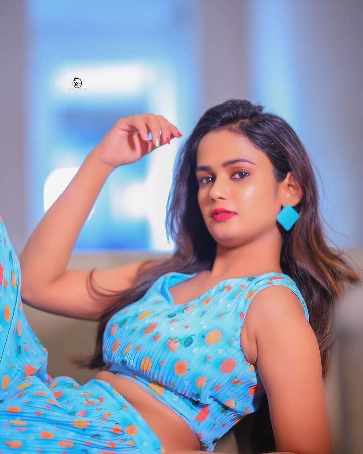 బిగ్ బాస్ దత్త పుత్రికగా ఇంకా కొనసాగుతూనే ఉంది ఈ బోల్డ్ బ్యూటీ. Image Credit: Ariyana Glory/Instagram