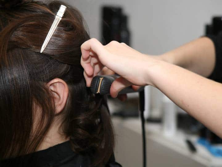 Trending news: Women should be careful because cancer can fall behind in  the affair of hair straightening - Hindustan News Hub