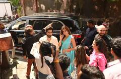 Thumkeshwari Song Launch: ਨੀਲੀ ਬਿੰਦੀ ਅਤੇ ਪਾਰਦਰਸ਼ੀ ਸਾੜੀ ਵਿੱਚ ਲੱਗ ਰਹੀ ਖੂਬਸੁਰਤ Kriti Sanon, ਵਰੁਣ ਧਵਨ ਨੇ ਚੁੱਕਿਆ ਆਪਣੀ ਗੋਦ ਵਿੱਚ