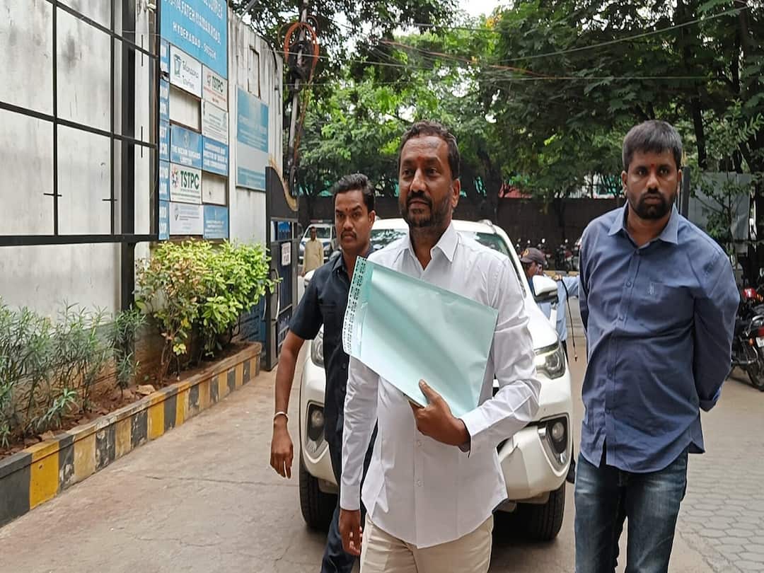 TRS vs BJP Poaching Row BJP MLA Raghunandan Rao Approaches ED TRS vs BJP Poaching Row: ఈడీ ఆఫీస్ కు బీజేపీ ఎమ్మెల్యే రఘునందన్ రావు, ఎమ్మెల్యేల కొనుగోలుపై ఫిర్యాదు!