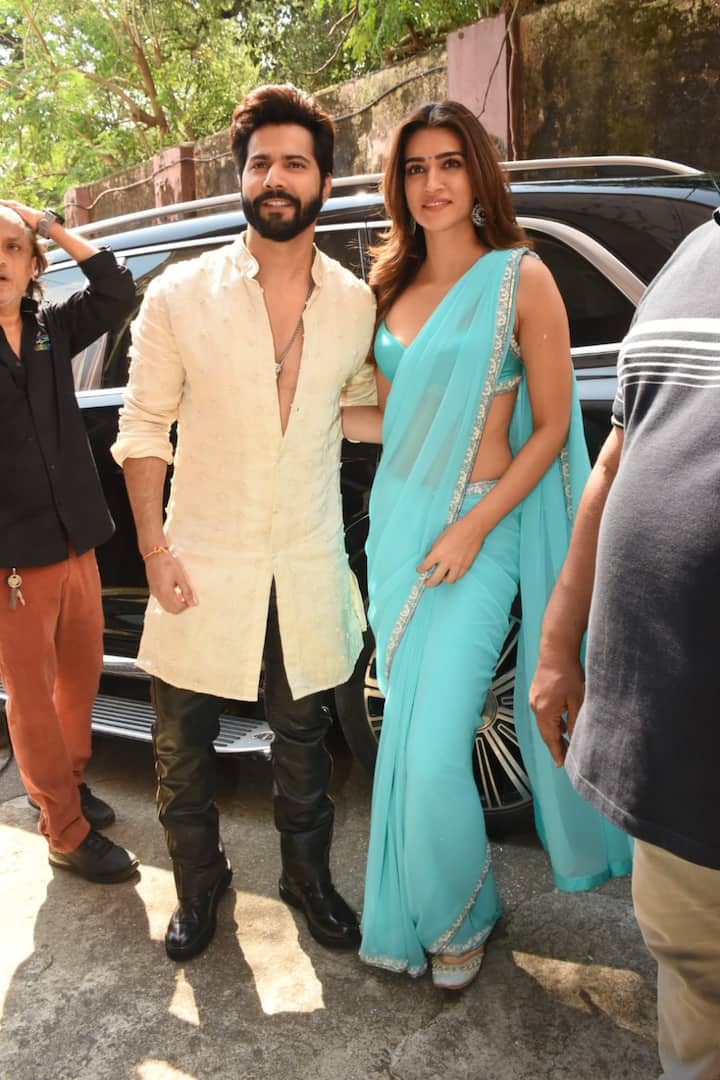 एक्ट्रेस ने अपने लुक को मैचिंग कलर के ईयररिंग्स से पूरा किया था. स्काई ब्लू कलर की बिंदी में वह कहर ढा रही थीं.