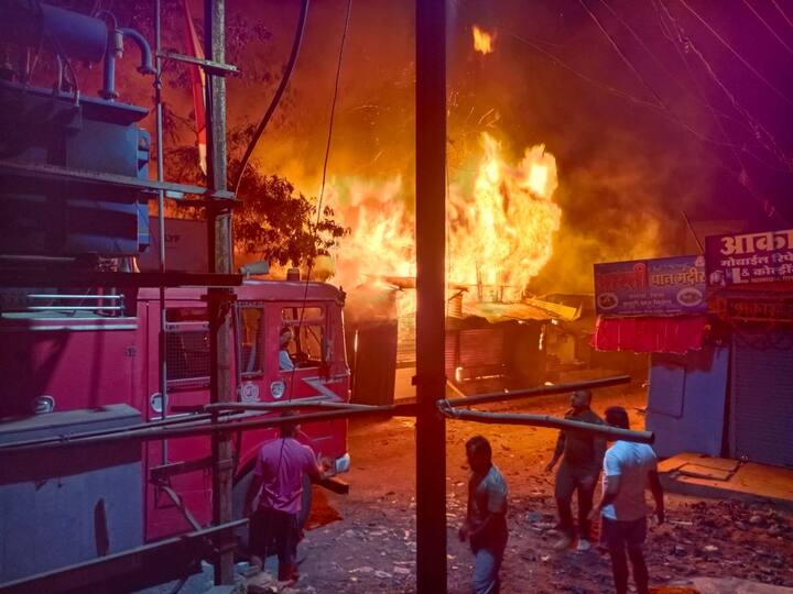 In Khamgaon of Buldhana, a fire broke out in Athavadi Bazar area, Nine shops on fire Buldhana Fire : बुलढाण्यातील खामगावमध्ये आठवडी बाजार परिसरात आग, नऊ दुकाने जळून खाक
