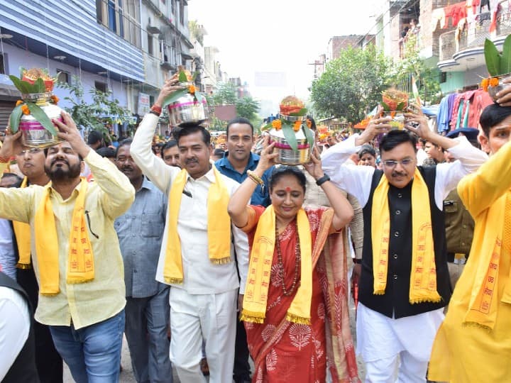 Chhath Puja 2022 Uttarakhand Assembly Speaker Ritu Khanduri Celebrated Chhath with Kalash Yatra ANN Chhath Puja 2022: उत्तराखंड विधानसभा अध्यक्ष ऋतु खंडूडी ने कलश यात्रा के साथ किया छठ का आरंभ, इस बात पर जताई खुशी