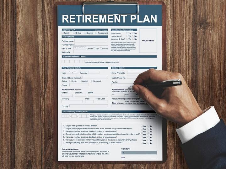 Retirement Planning: पोस्ट ऑफिस की MIS के तहत आप निवेश करके हर महीने एक फिक्स्ड रिटर्न प्राप्त कर सकते हैं. इस स्कीम में सिंगल खाते में 1,000 रुपये से 4.5 लाख रुपये तक का निवेश कर सकते हैं.