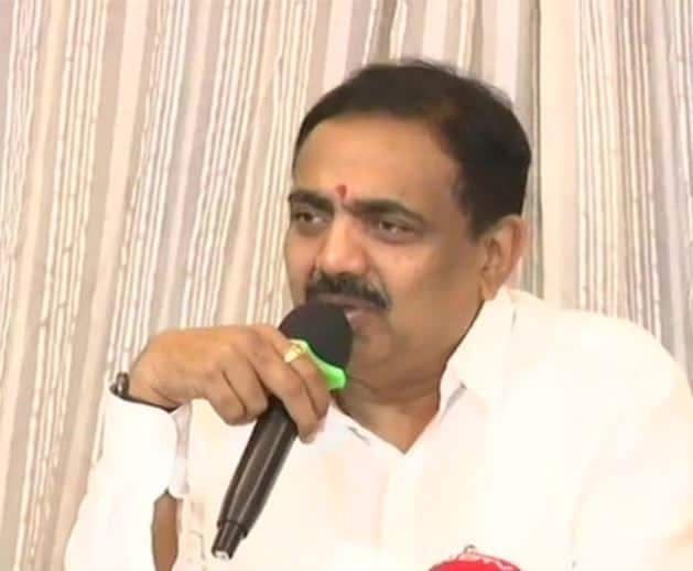 Ncp leader Jayant Patil criticized on state govt for Marathwada drought  Jayant Patil : इव्हेंट कमी करा, बांधावर जाऊन शेतकऱ्यांच्या समस्या ऐका, जयंत पाटलांचा सरकारला टोला