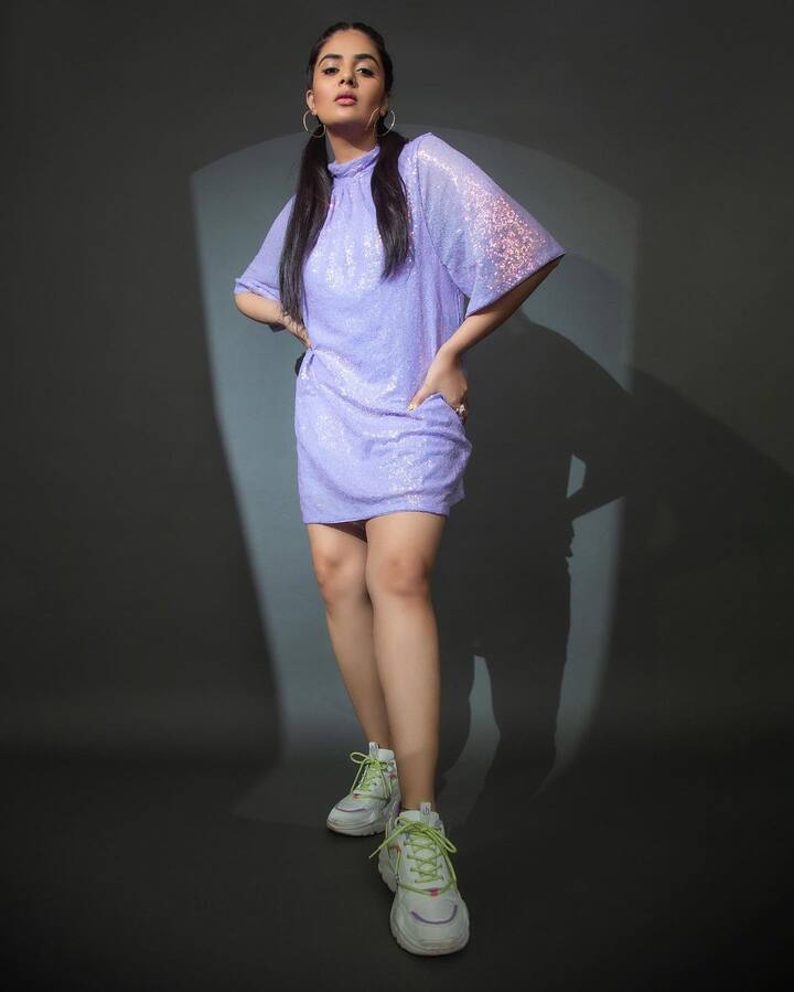అదుర్స్ ప్రోగ్రాం తో యాంకర్ గా కెరీర్ ప్రారంభం.Photo Credit@Sreemukhi/instagram